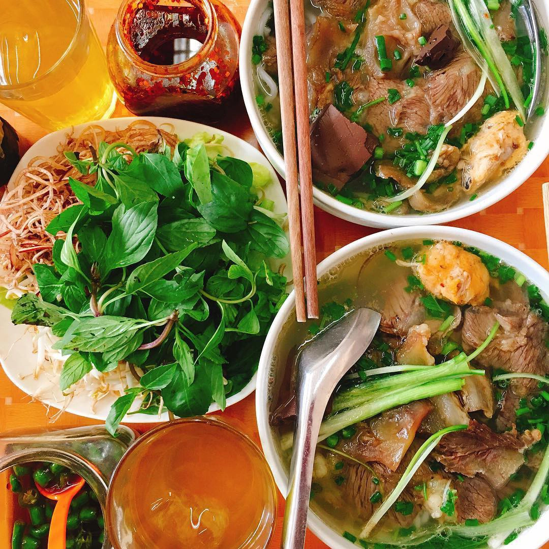 Ghim ngay 5 hàng bún bò Huế tuyệt ngon để đổi gió cho những ngày hè bỗng nhiên mát mẻ của Hà Nội