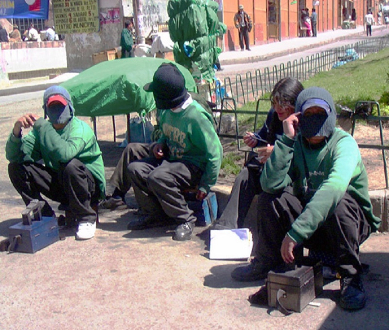 Góc khuất của những người đàn ông bịt mặt đánh giày ở Bolivia