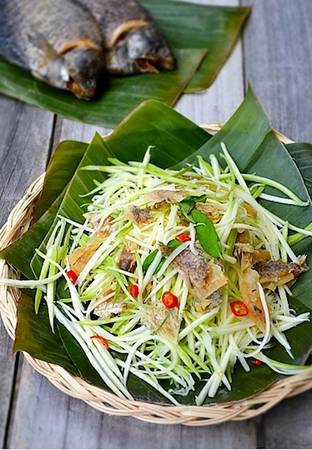 Gỏi xoài khô cá sặc, đặc sản níu chân du khách ở Cần Thơ