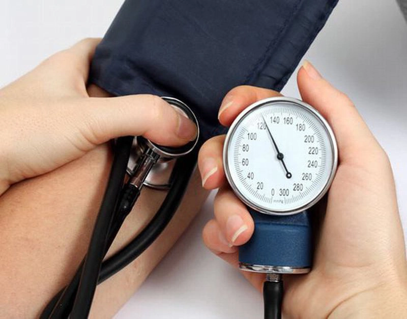 Hạ huyết áp đột ngột ở người sốc phản vệ gây ra biến chứng gì?