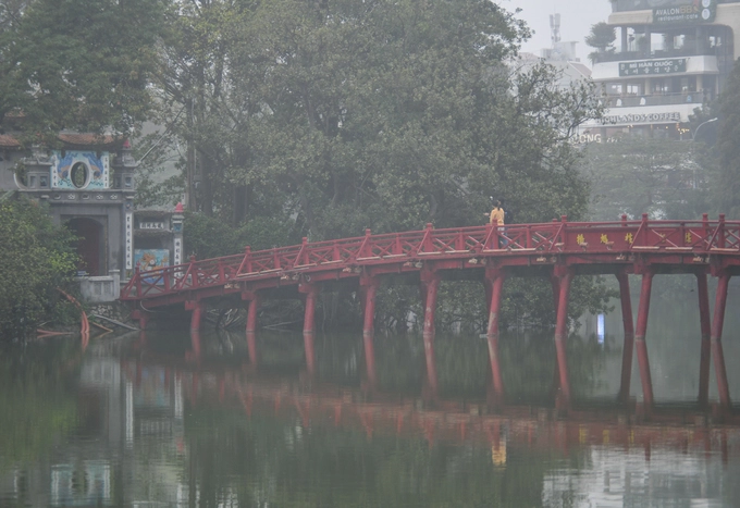 Hà Nội mờ ảo trong sương mù