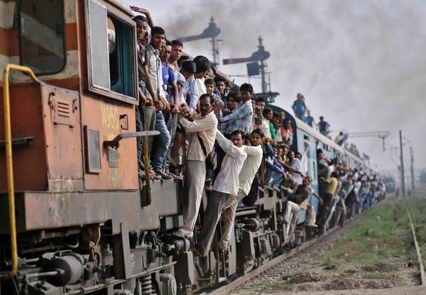 Hãi hùng với khung cảnh đông đúc ở những tuyến đường sắt Ấn Độ