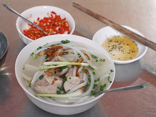 Hàng bánh canh bột gạo hơn 60 năm nằm gần chợ ở Sài Gòn