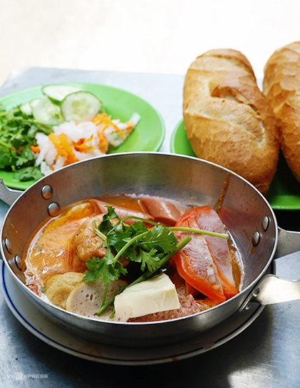 Hàng bánh mì chảo 32 năm ở Sài Gòn đón khách từ 5h sáng