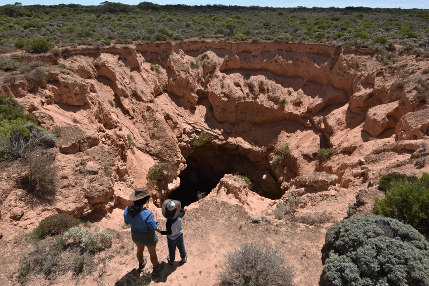 Hang động Koonalda hơn 20.000 năm tuổi ở Australia bị phá hoại