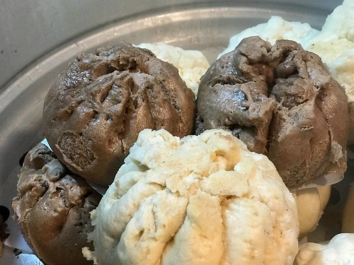 Hàng vỉa hè bán bánh bao đắt ngang bát phở ở Hà Nội