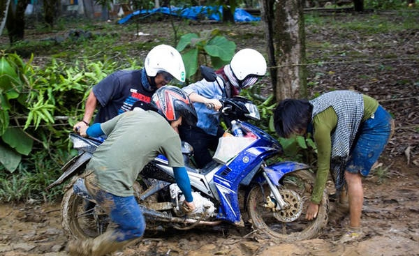 Hành trình người và xe lội bùn du lịch đến thác Mai