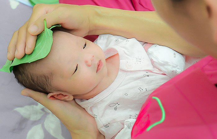 Hơ lá trầu cho trẻ sơ sinh có an toàn không?