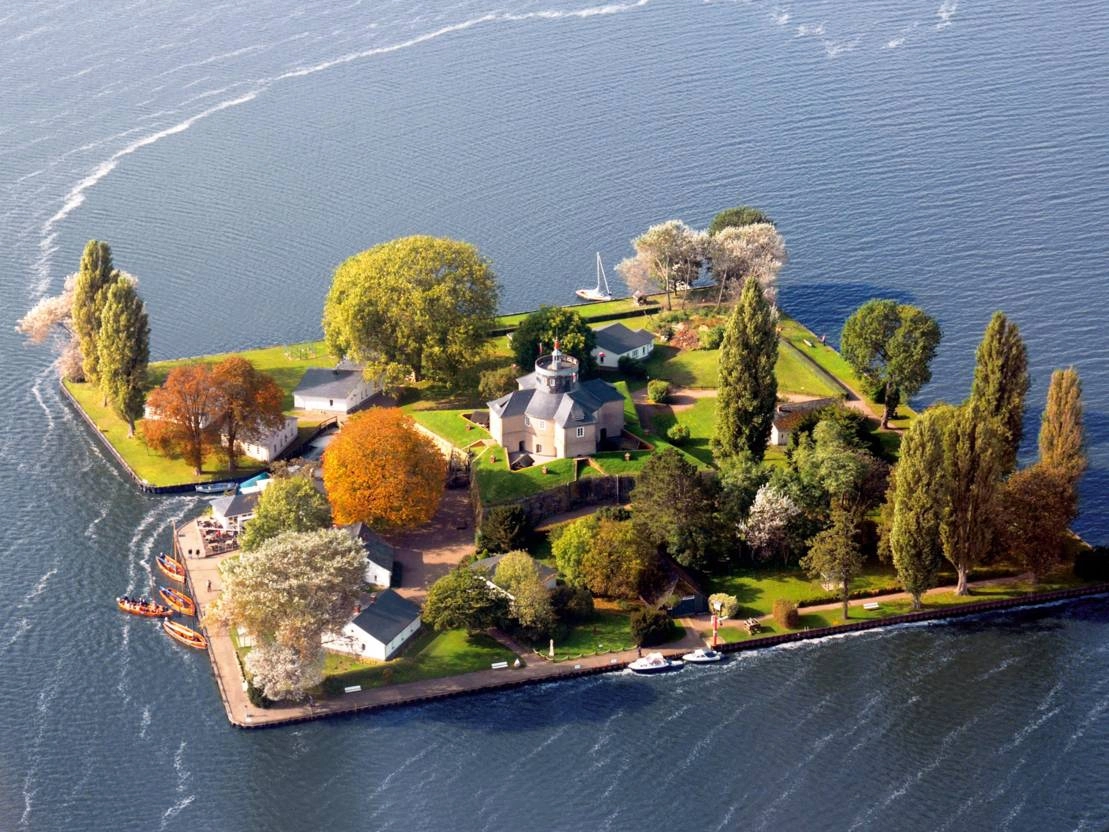 Hòn đảo Wilhelmstein cô độc giữa hồ thu hút du khách