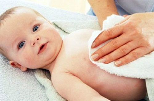 Hướng dẫn cách chườm nóng hạ sốt cho trẻ