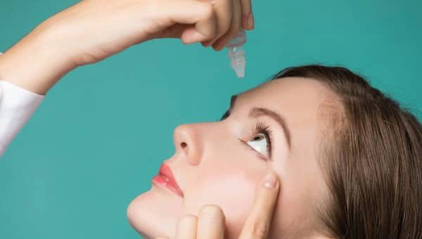 Hướng dẫn cách tra thuốc mỡ mắt