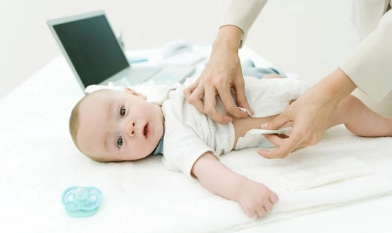 Hướng dẫn về lần thay tã đầu tiên của bé