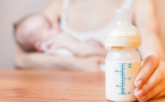 Kết hợp cho con bú và bổ sung sữa công thức