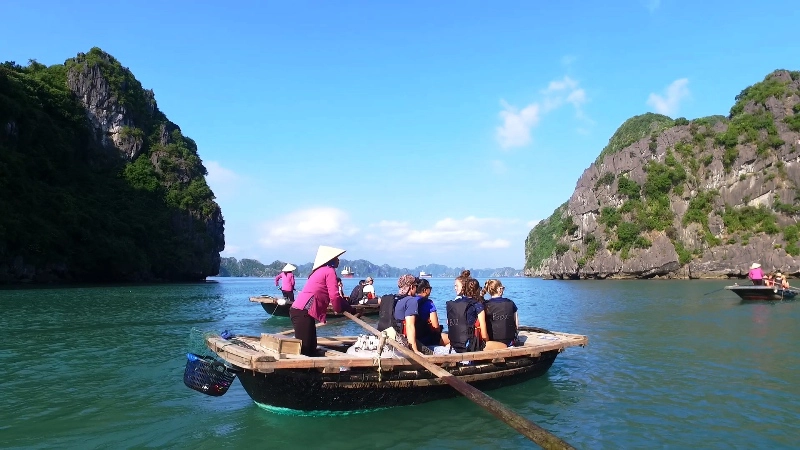 Khám phá nghề chèo đò trên vịnh - “đặc sản” của vùng vịnh Hạ Long