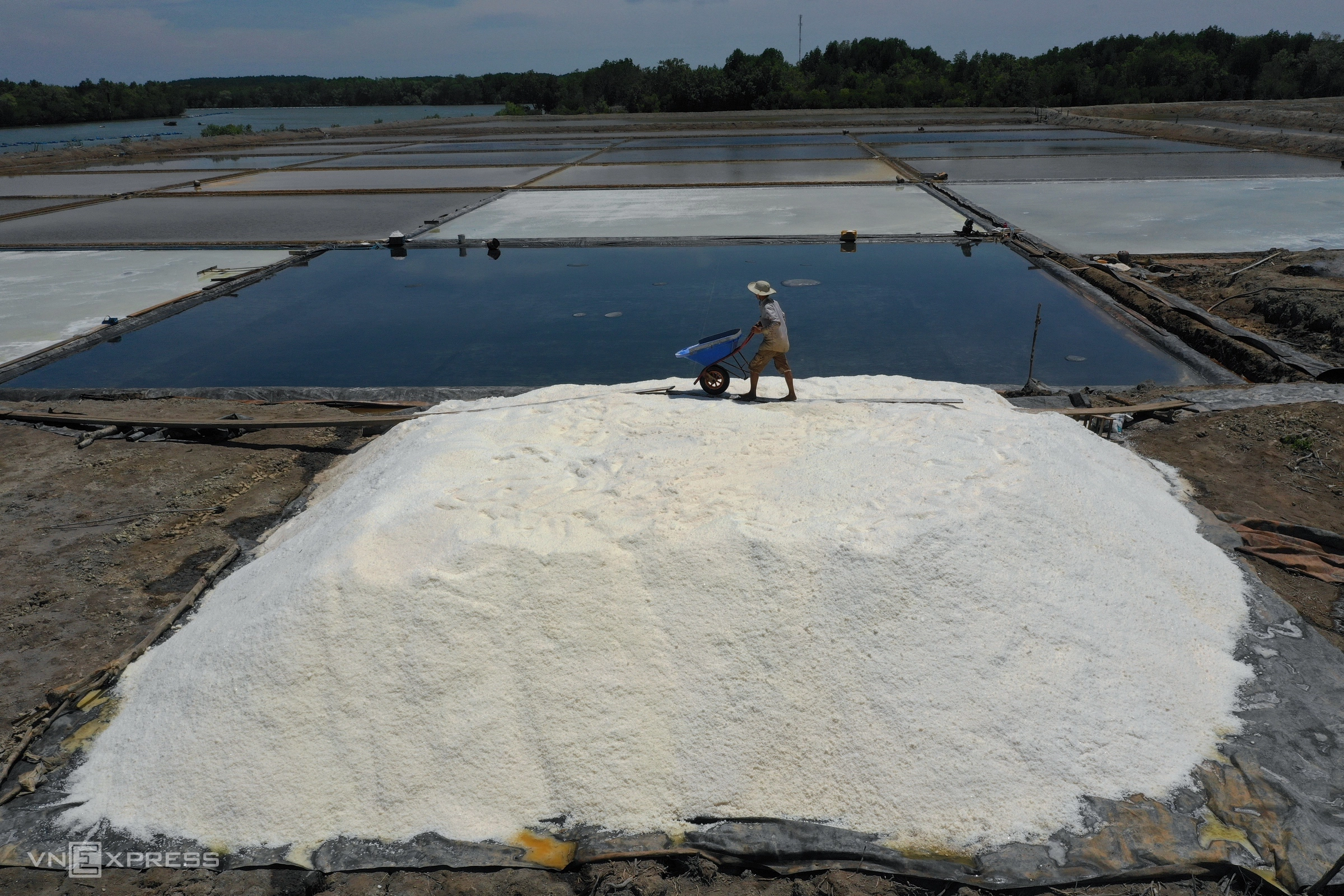 Khám phá nghề làm muối tại xã đảo Thạnh An