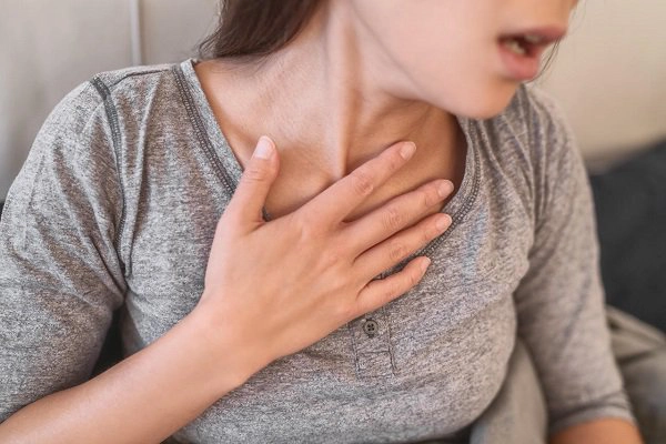 Khò khè kèm đờm trắng sau mắc Covid 5 tháng có sao không?