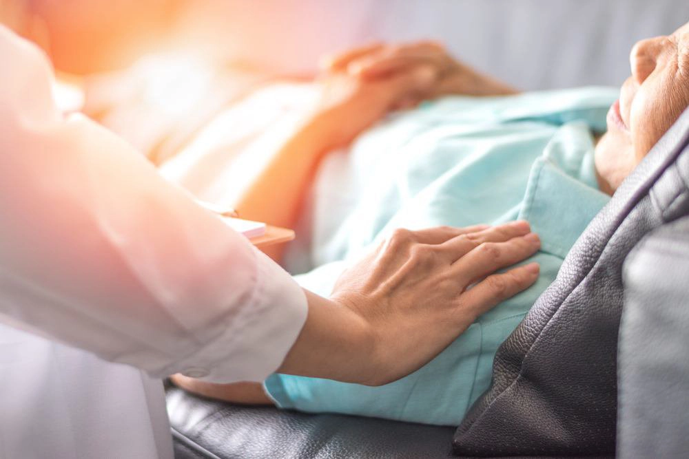 Không cử động được sau dập não trái có nguy hiểm không?