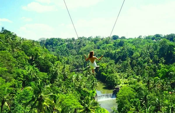 Khu nghỉ dưỡng ‘đánh đu’ ở Bali giúp du khách bay bổng