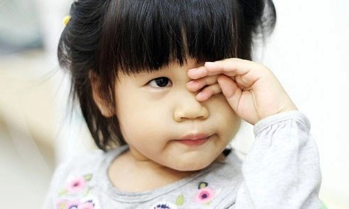 Làm gì khi bé bị nổi mụn ở mi mắt?