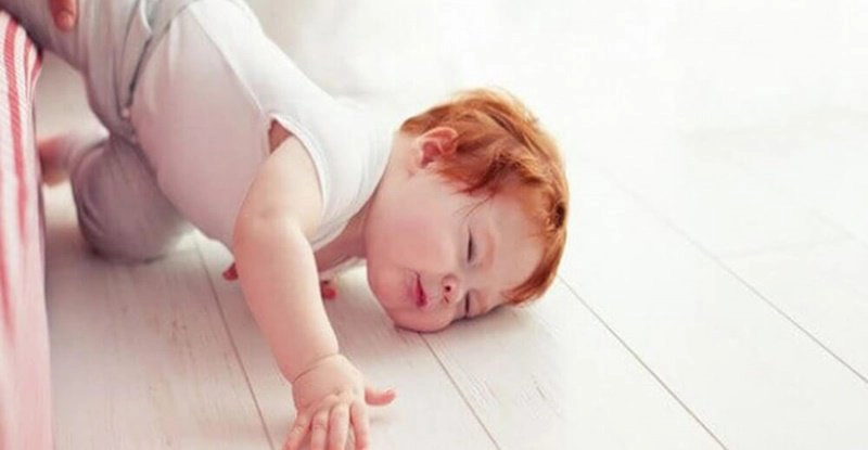 Làm gì khi trẻ bị ngã đập đầu xuống đất?