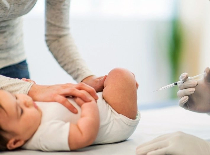 Làm gì nếu trẻ bỏ bú sau khi tiêm phòng?