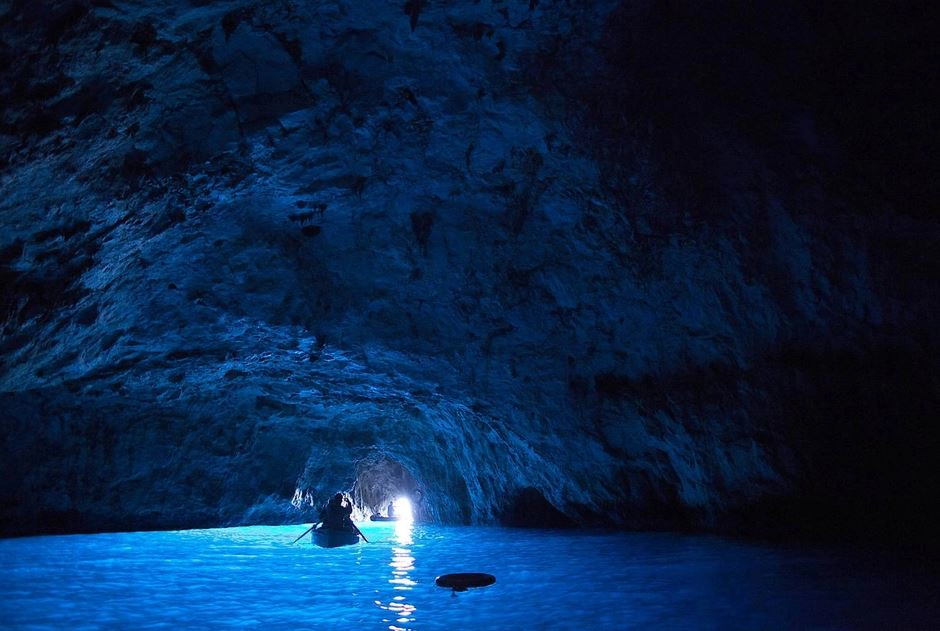 Làn nước phát sáng trong hang Blue Grotto ở Italy
