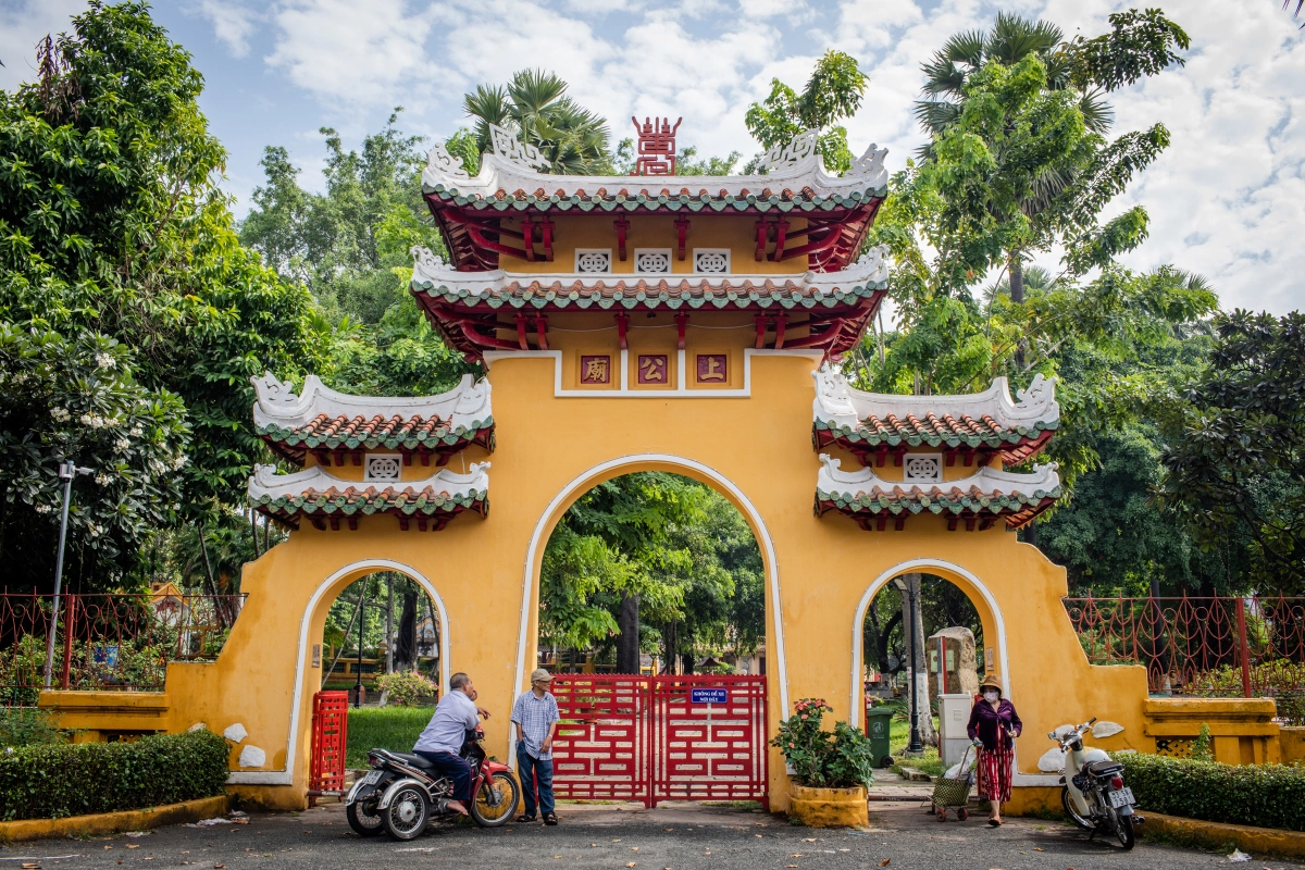 Lăng Ông Bà Chiểu - Ngôi đền linh thiêng giữa Sài Gòn