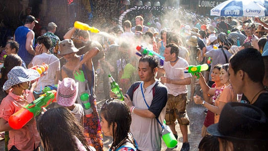 Lễ hội té nước Songkran ở Bangkok