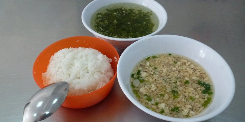 Lý do không nên cho trẻ ăn cơm chan canh