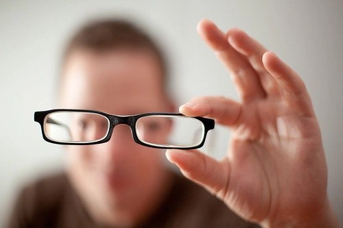 Mắt nhìn mờ sau mổ thay thể thủy tinh phải làm sao?