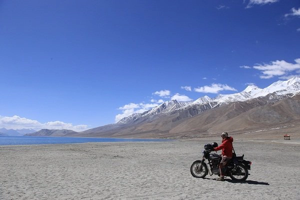 Màu xanh của hồ Pangong trên dãy Himalaya