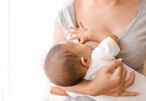 Mẹ bị viêm gan B có nên cho con bú không?
