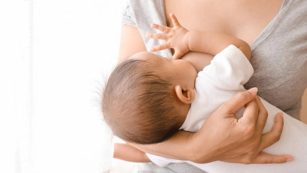 Mẹ xét nghiệm âm tính covid có cho con bú được không?