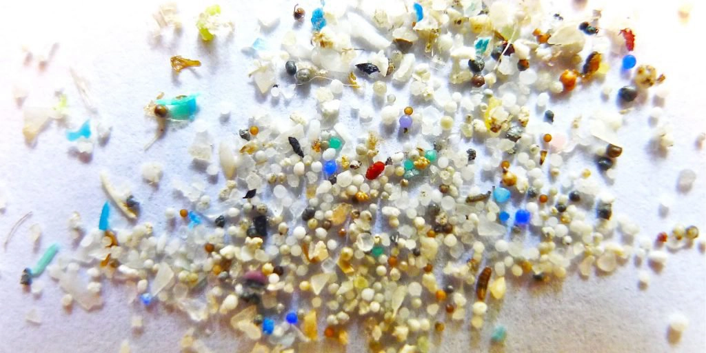 Microplastics là gì và chúng ta giảm thiểu chúng như thế nào?