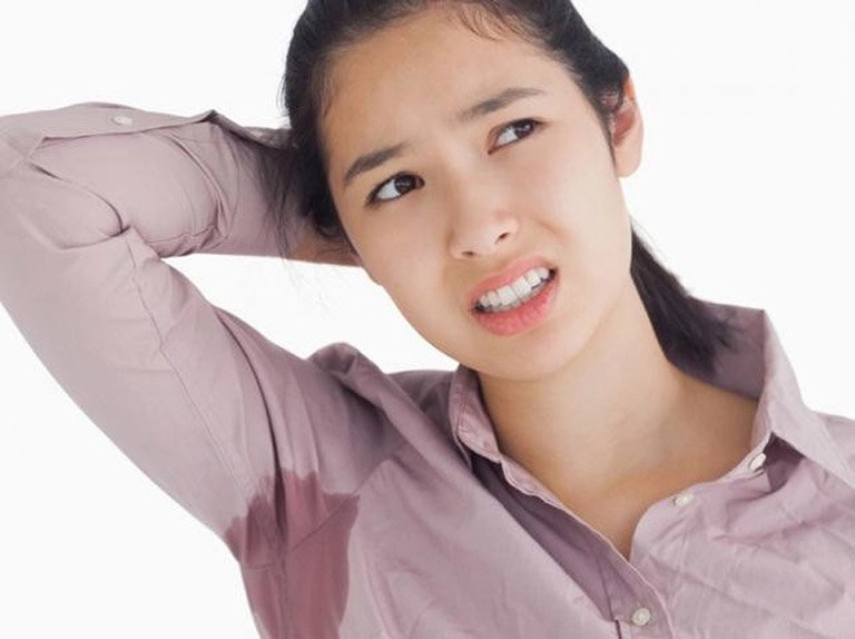 Mồ hôi nách ra nhiều phải làm sao?