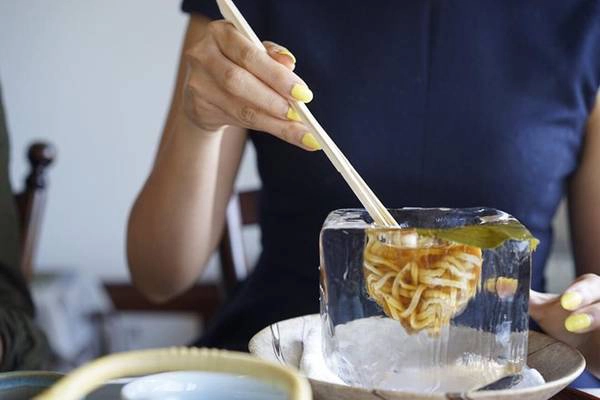 Món mì nóng đựng trong đá lạnh của Nhật Bản