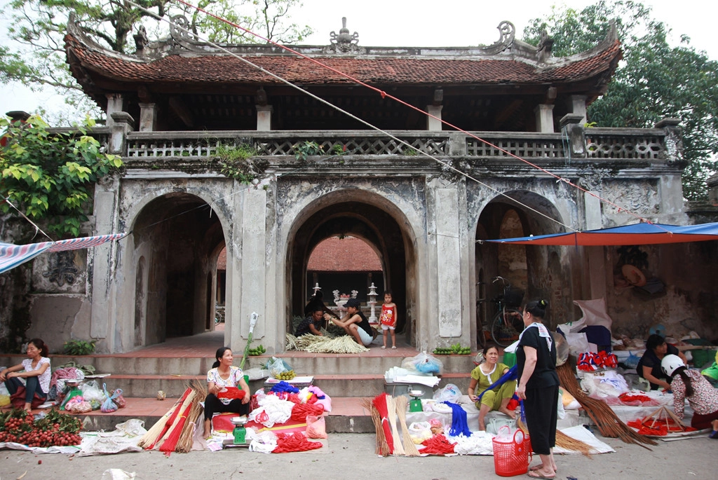 Một sớm mùa hè ghé thăm chợ nón làng Chuông