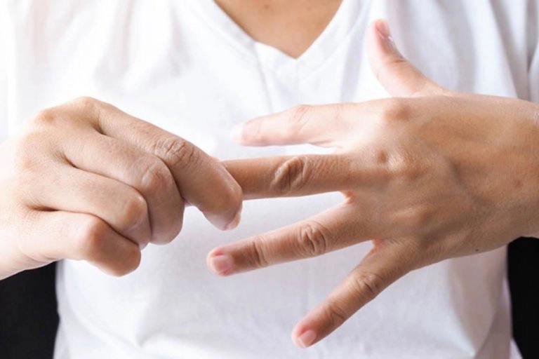 Nam giới bong da tay nguyên nhân là gì?