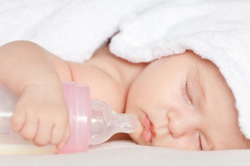 Nên cho bé uống sữa công thức đến mấy tuổi?
