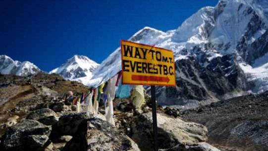 Nepal lắp bậc thang trên đỉnh Everest