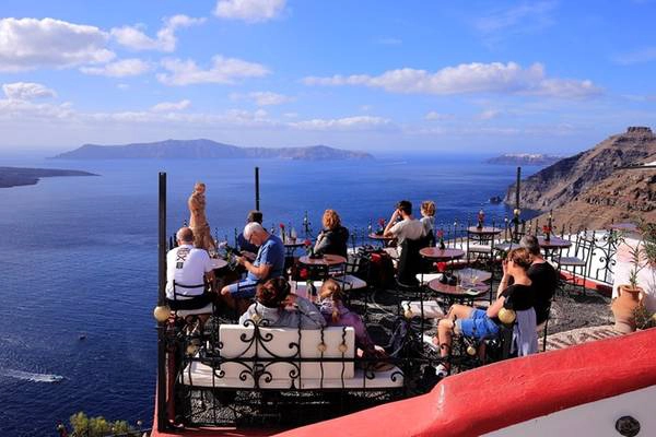 Ngày chủ nhật 25 tiếng trên đảo thiên đường Santorini