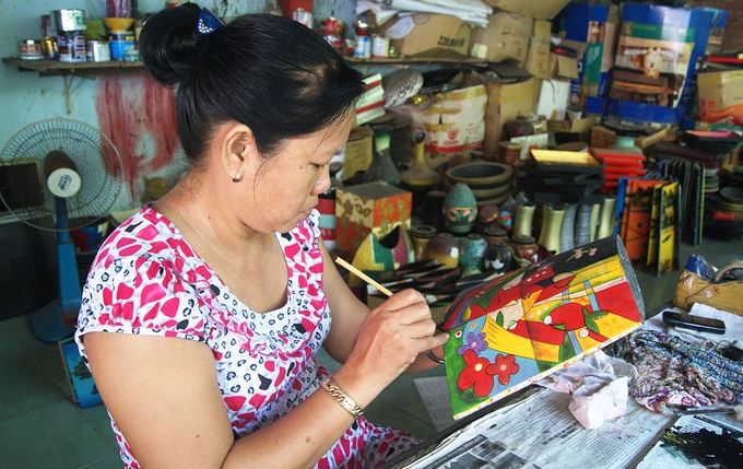 Nghề sơn mài kiếm gần chục triệu đồng mỗi sản phẩm ở Bình Dương