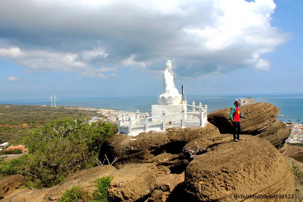 Ngoạn cảnh chùa Linh Sơn nơi đảo xa