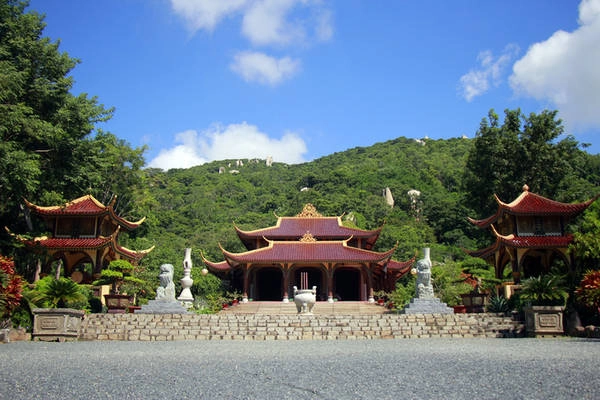 Ngôi chùa có đàn khỉ hoang dã lớn nhất Việt Nam