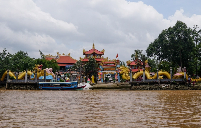 Ngôi chùa nằm giữa sông ở Sài Gòn