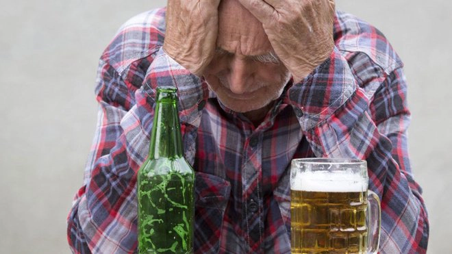 Người lớn tuổi uống rượu nguy hiểm thế nào?