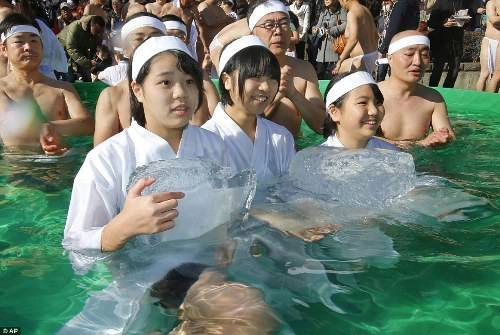 Người Nhật Bản đóng khố tắm nước lạnh mừng năm mới