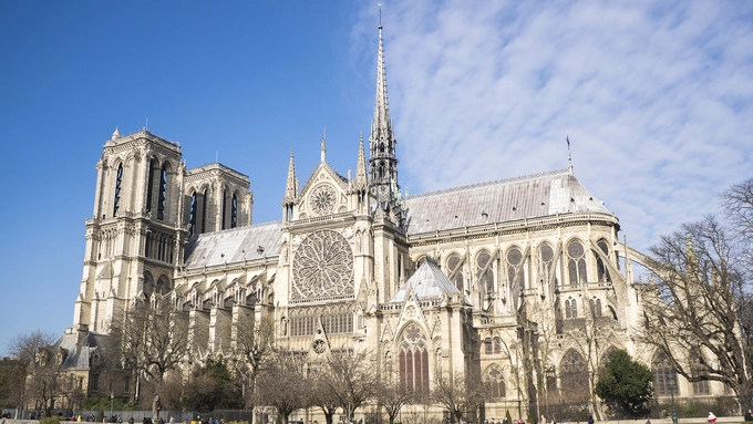 Nhà thờ hơn 850 tuổi giữa thành phố Paris