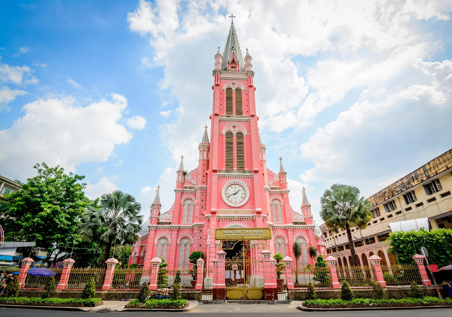 Nhà thờ Tân Định - Điểm check-in dễ thương cho team yêu màu hồng