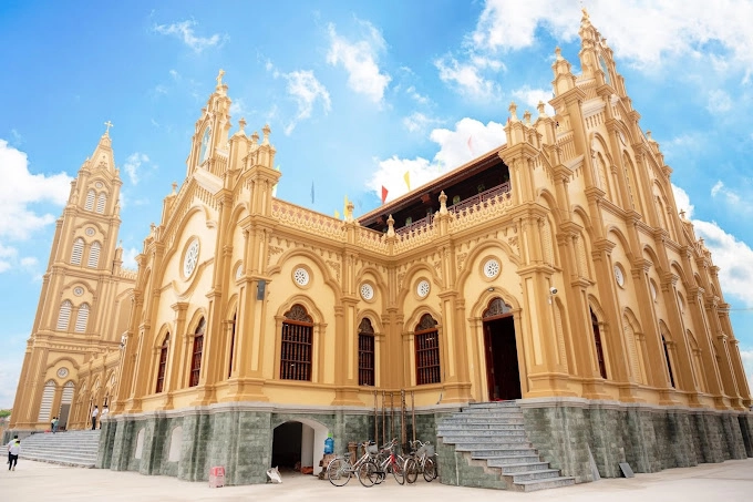 Nhà thờ Xương Điền – Ngôi giáo xứ bằng gỗ dát vàng độc đáo ở Nam Định